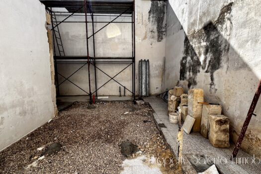 Abitazione indipendente con scoperto in vendita ad Ugento zona centrale.